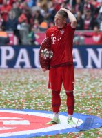 Fussball, 1. Bundesliga  Saison 13/14: Jubel FC Bayern Muenchen mit Schale