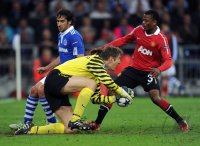 Fussball CHL  Saison 2010/2011: Raul (li, FC Schalke 04) gegen Edwin van der Sar (Mitte, Manchester United FC) gegen Patrice Evra (re, Manchester United FC)