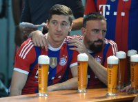 Fussball 1. Bundesliga 14/15: Robert Lewandowski (FC Bayern Muenchen) mit Weissbier