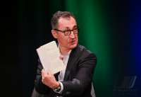 Moderiert von Minister Cem Oezdemir