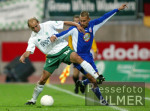 Fussball 1. Bundesliga: Bremen - Rostock, Zweikampf