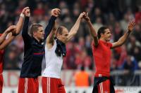 FUSSBALL  International CHL 09/10: Bastian Schweinsteiger, Arjen Robben, Martin Demichelis (v. li., FCB)