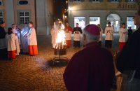 Osterfeuer vor dem Rottenburger Dom