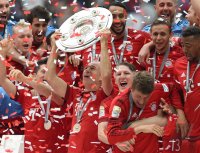 Fussball, 1. Bundesliga  Saison 13/14: Jubel FC Bayern Muenchen mit Schale