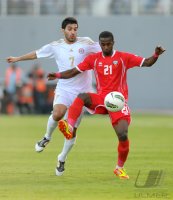 Fussball International WM Qualifikation 2014:  Hassan Maatouk (li, Libanon) gegen Eisa Ahmed Abdulaziz (Emirate)