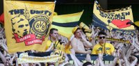 Fussball 1. Bundesliga:  Fankurve Borussia Dortmund mit einer Fahne