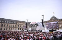 Fussball DFB Pokal Finale 24/25: Arminia Bielefeld - VfB Stuttgart, Public Viewing auf dem Schlossplatz