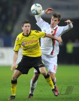 Fussball 1. Bundesliga, Saison 2011/2012:  Robert Lewandowski (li, Borussia Dortmund) gegen Sebastian Langkamp (FC Augsburg)