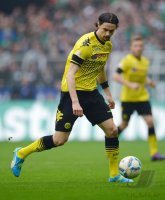 Fussball 1. Bundesliga, Saison 2011/2012: Neven Subotic (Borussia Dortmund) am Ball