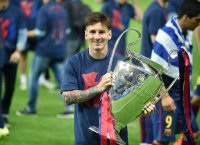 Fussball Champions League Finale 2015: JUBEL Lionel Messi (Barca) mit CHL Pokal