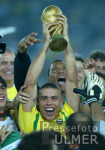 FUSSBALL Weltmeisterschaft  JUBEL;  Brasilien  Ronaldo mit WM-Pokal