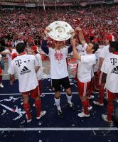 Fussball 1. Bundesliga : Jubel mit Meisterschale Torwart Hans Joerg Butt, Andreas Goerlitz  (v.li. FCB)