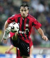 Fussball Uefa Cup: Leverkusen, BERBATOV Einzelaktion am Ball