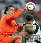 Fussball Testspiel: Niederlande - Deutschland, Zweikampf