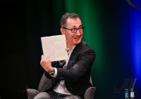 Moderiert von Minister Cem Oezdemir