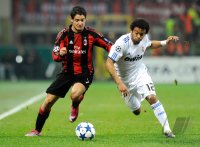 Fussball Champions League  Saison 2010/2011: Pato (li, AC Mailand)  gegen MARCELO VIEIRA (re, Real Madrid)