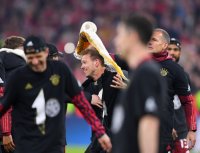 Fussball 1. Bundesliga Saison 21/22: JUBEL FC Bayern Muenchen feiert die 32. Meisterschaft