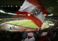 Fussball International: AUT Fan mit Fahne