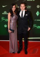 Fussball, 1. Bundesliga Saison 2012/2013: Phillip Bargfrede posiert mit Freundin Carola Mahnken