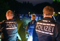 Tuebinger Nachtleben, Menschenansammlung im Bota (Alte Botanischen Garten) in der Nacht auf Sonntag