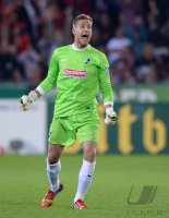 Fussball DFB Pokal 2. Runde 13/14: JUBEL Torwart Oliver Baumann (SC Freiburg)