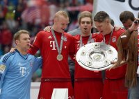 Fussball, 1. Bundesliga  Saison 13/14: Jubel FC Bayern Muenchen mit Schale