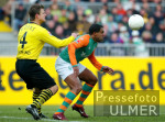 Fussball 1. Bundesliga: Bremen - Dortmund, Zweikampf