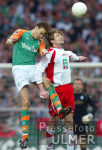 Fussball 1. Bundesliga: Bremen - Koeln, Zweikampf