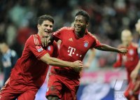 Fussball 1. Bundesliga, Saison 2011/2012:  JUBEL Mario Gomez (FC Bayern Muenchen) und David Alaba (FC Bayern Muenchen)
