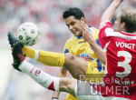 Fussball 2. Bundesliga: Koeln - Duisburg, Zweikampf