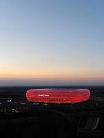 Fussball 1. Bundesliga: ALLIANZ ARENA, Aussenansicht mit Roter Beleuchtung