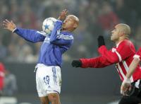 Fussball CL: Schalke - Eindhoven, Zweikampf