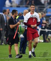 Fussball Europameisterschaft 2016 Finale: JUBEL Cristiano Ronaldo (Portugal) mit Pokal