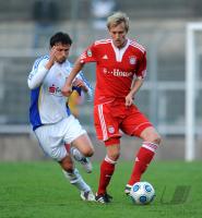Fussball 3. Bundesliga:  Maximilian Haas (re., FC Bayern II) gegen Sebastian Haehnge (li., Jena)