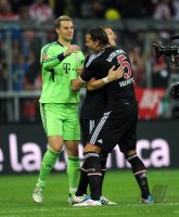 Fussball International Audi Cup 2011: Torwart Manuel Neuer, Bastian Schweinsteiger, Daniel van Buyten (v. li., FC Bayern Muenchen)