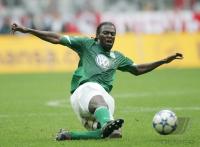 Fussball FC Bayern-Wolfsburg; Einzelaktion Sarpei