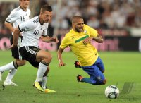 Fussball International  Testspiel: Lukas PODOLSKI (li, Deutschland)  gegen Daniel ALVES (re, Brasilien)