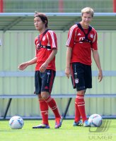 Fussball 1. Bundesliga: Takashi Usami, Holger Badstuber (v. li., FC Bayern Muenchen)