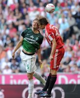 Fussball 1. Bundesliga  Saison 2010/2011: Sebastian Proedl (li, SV Werder Bremen) gegen Holger Badstuber (re, FC Bayern Muenchen)