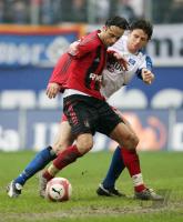 Fussball 1. Bundesliga: Hamburg - Leverkusen, Zweikampf