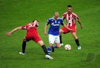 Fussball 1. Bundesliga : Daniel van Buyten (li, FC Bayern Muenchen) gegen Peer Kluge (FC Schalke 04) gegen Diego Contento (re, FC Bayern Muenchen)