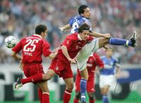 Fussball 1. Bundesliga: Schalke - Bayern, Zweikampf