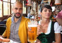 FUSSBALL 1. BUNDESLIGA 14/15:  FC Bayern Muenchen besucht das Oktoberfest