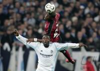 Fussball 1. Bundesliga: Schalke - Hamburg, Zweikampf