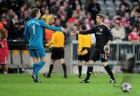 FUSSBALL International CHL 09/10: Edwin van der Sar  (li., Manu) gibt die Hand Torwart Hans Joerg Butt (re., FCB)