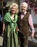 FUSSBALL 1. BUNDESLIGA: Prof. Dr. Fritz Scherer mit Frau Claudia Ide (FC Bayern Muenchen)