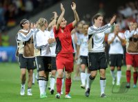 FIFA Frauen-Weltmeisterschaft 2011: Nadine ANGERER und Birgit PRINZ (v. li., Deutschland) winken den Fans zu
