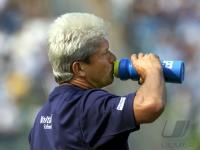 Werner Lorant nimmt einen Schluck