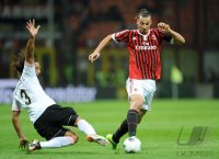FUSSBALL SERIE A:  Silvestre Matias Augustin (li, Palermo) gegen Zlatan Ibrahimovic (AC Mailand)
