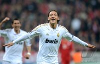 FUSSBALL INTERNATIONAL  CHL HALBFFINALE 11/12:  FC Bayern Muenchen - Real Madrid